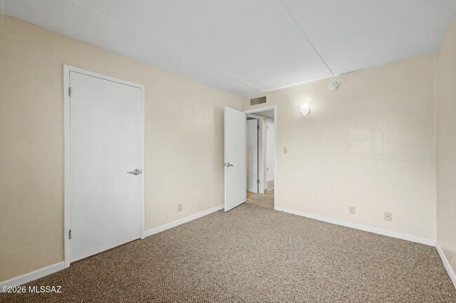 Building Photo - 55 N Cherry Ave