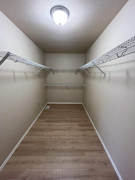 oversized walkin master closet - 3070 Harpy Grove