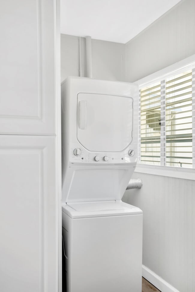 Building Photo - 310 1/2 S Mars