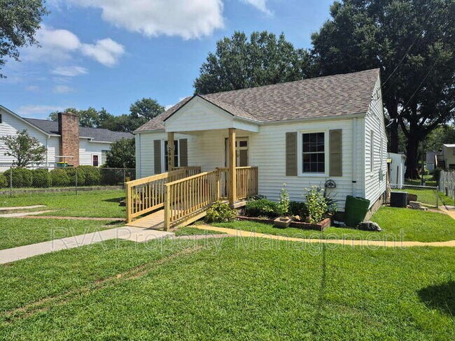 Building Photo - 2904 Maple St