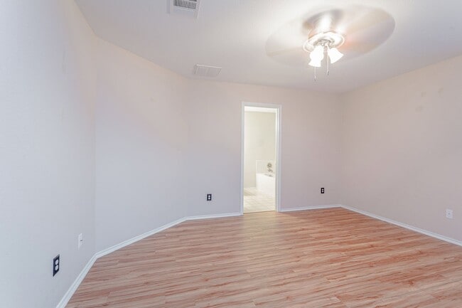 Building Photo - Inviting 4/BR 2/BA Home with Spacious Back...
