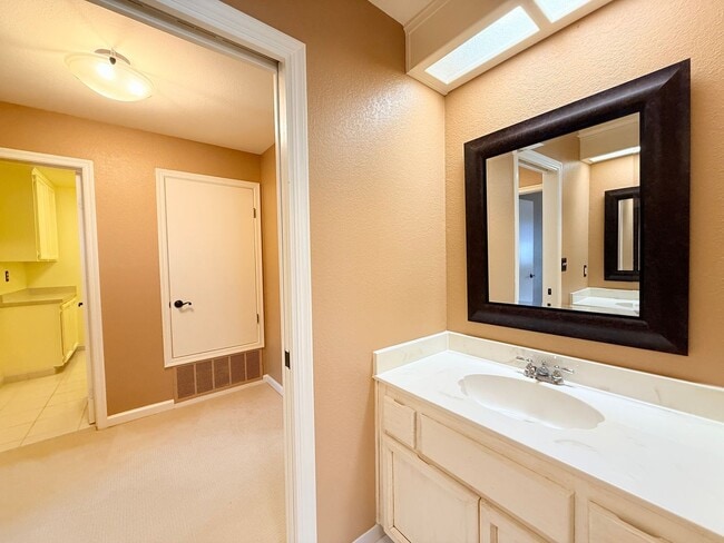 Building Photo - Charming and Move-in Ready, 3BD/2.5BA, Two-Story Townhome in Canyon Green at Canyon Lakes in San ...