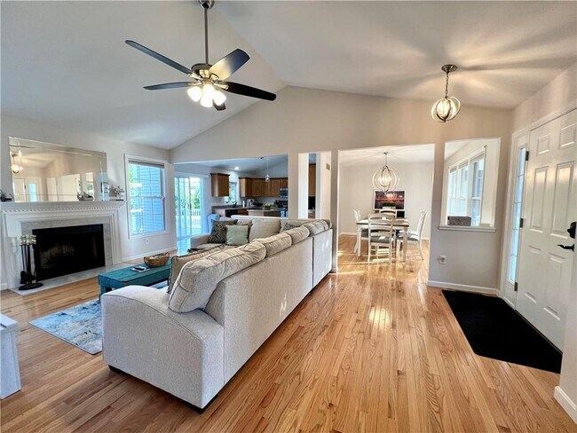 Building Photo - 65 Carriage Trl