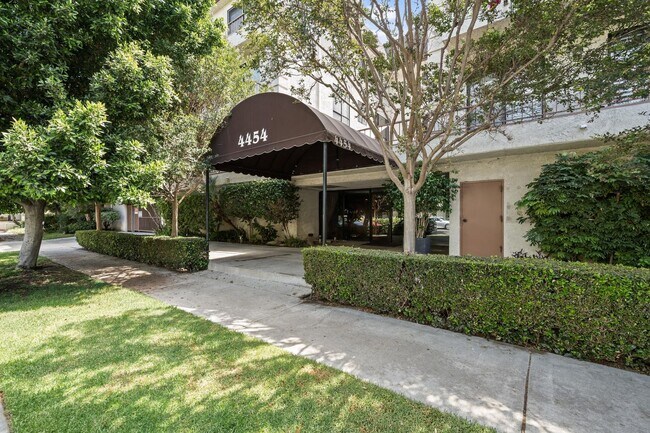 Building Photo - 4454 Ventura Canyon Ave
