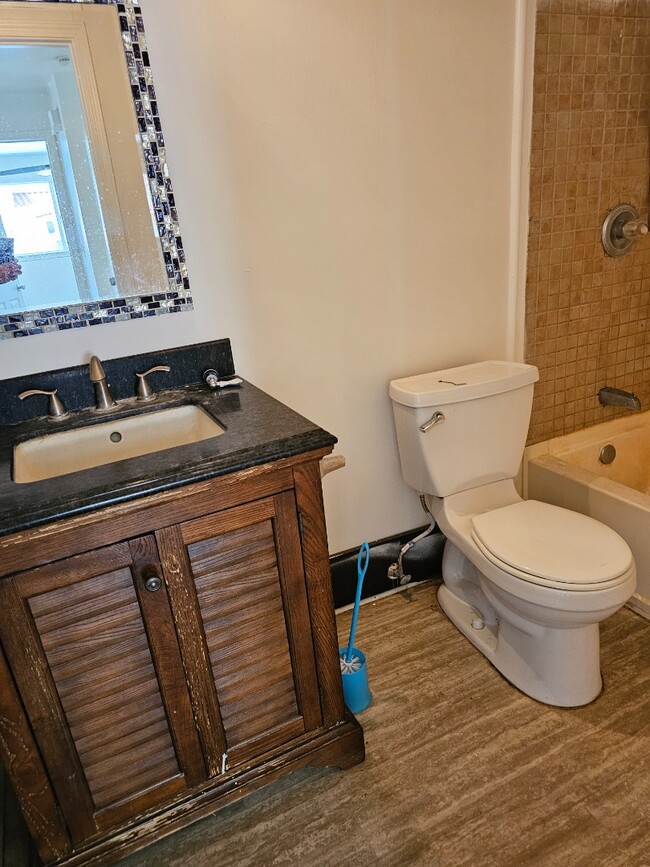 Building Photo - Spacious 8-Bedroom Family Home with Permit...