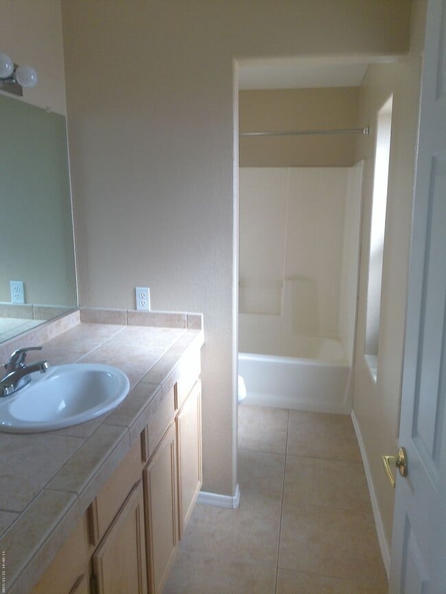 Building Photo - Long Term 3 bedroom 2 bath 3 car