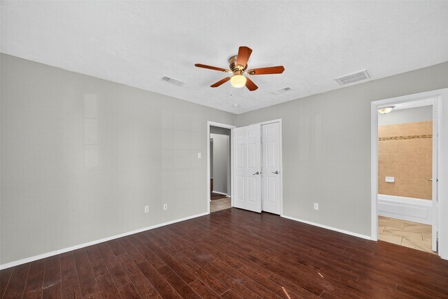 Building Photo - 811 Lochmoor Ln