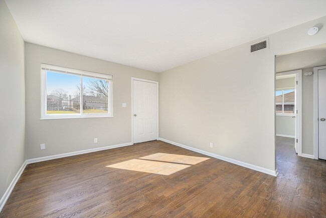 Building Photo - MOVE-IN SPECIAL: $500 OFF 1ST MONTH: Glads...