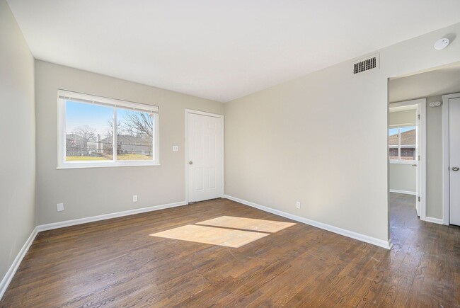 Building Photo - Newly Renovated 2BR-1BA Apartment in Glads...