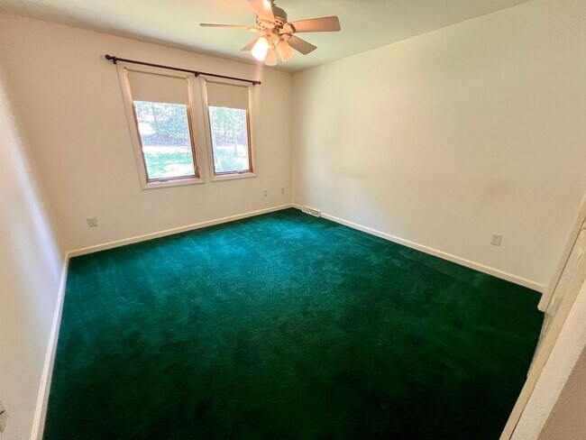 Building Photo - Cranberry - 6 bedroom 4 bathroom - Stunnin...