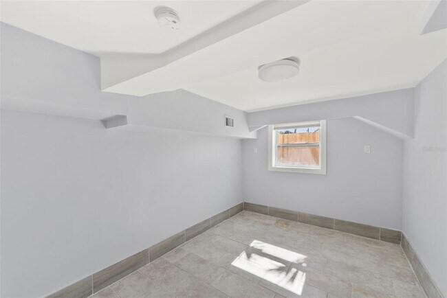 Building Photo - 204 44th Ave