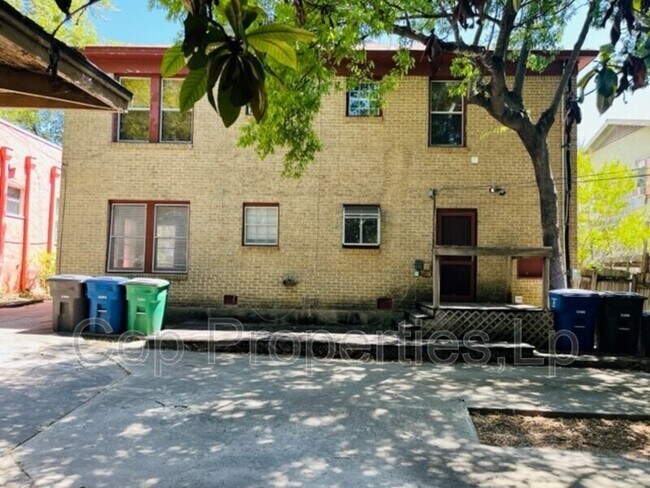 Building Photo - 415 W Hollywood