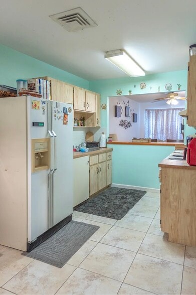 Unit A kitchen - 604 Roselyn Ave