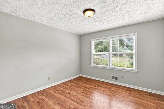 Building Photo - 4548 Shallowford Rd