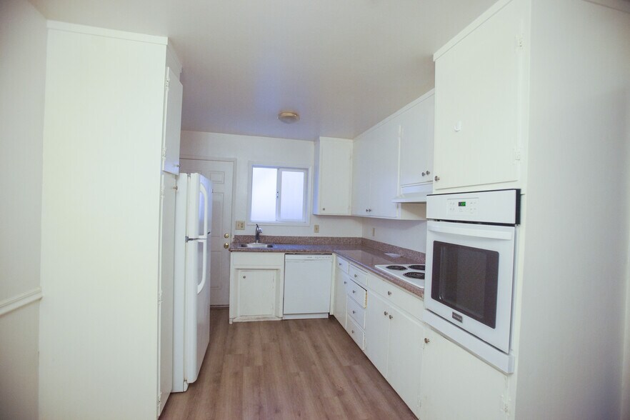 Building Photo - 621 Grand Fir Ave