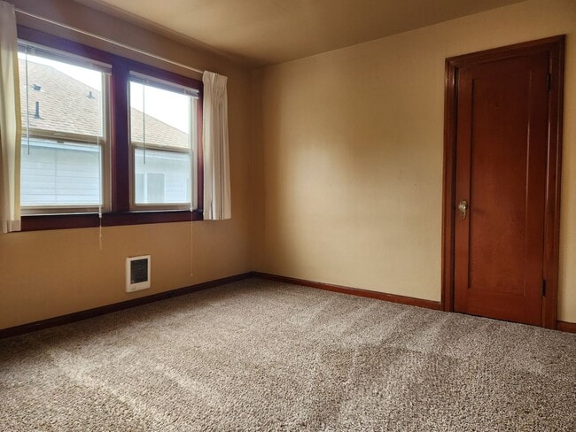 Building Photo - Cozy 2 Bedroom Duplex With Detached Garage