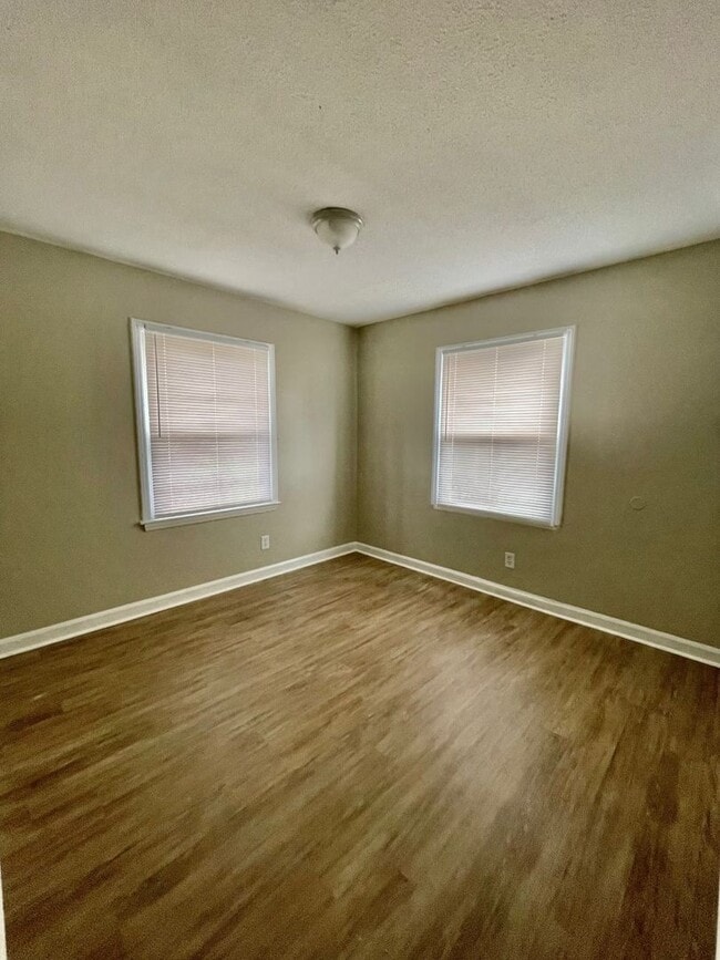 Building Photo - Adorable 2 bedroom 1 bath home . Located in the Belmont area .