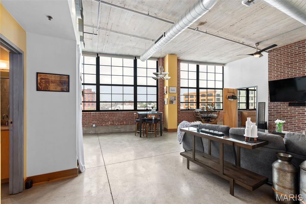 Building Photo - 2323 Locust St