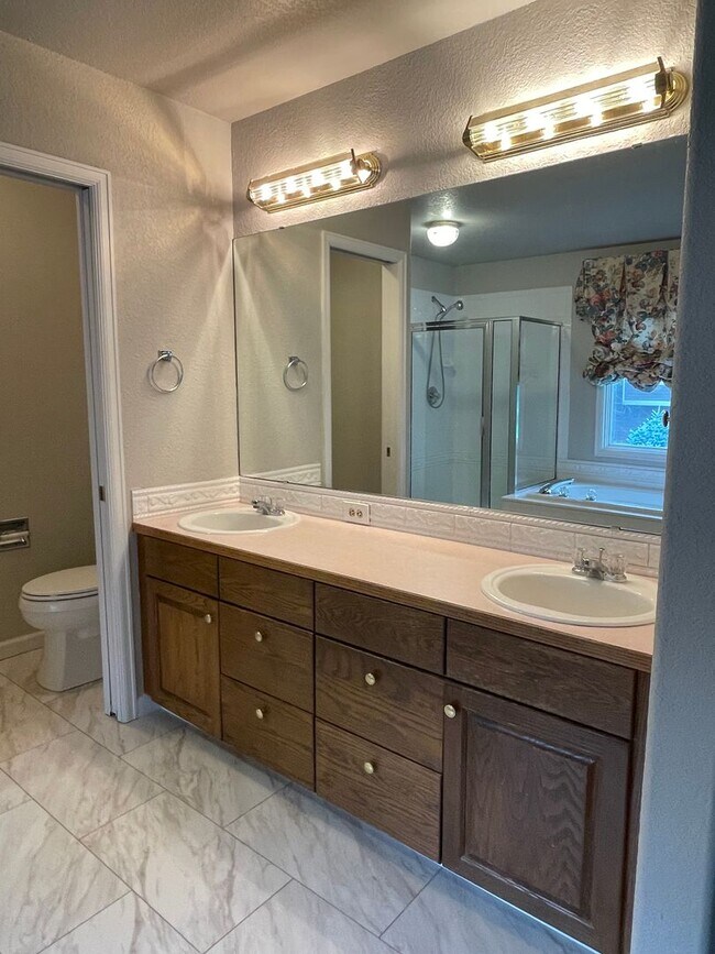 Building Photo - Beautiful Two-Story Home in Cul-de-sac