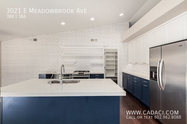 Building Photo - 3021 E Meadowbrook Ave