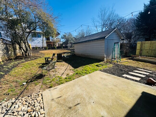 Building Photo - 105 Moultrie St