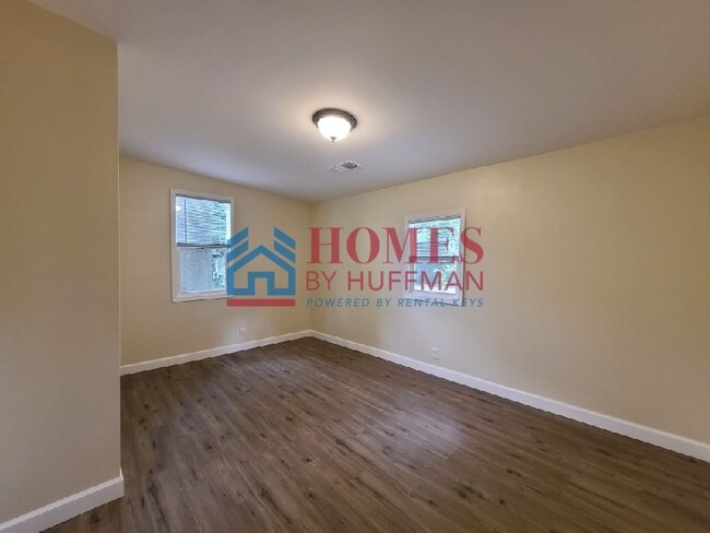 Building Photo - Downstairs | Three Bedroom Duplex