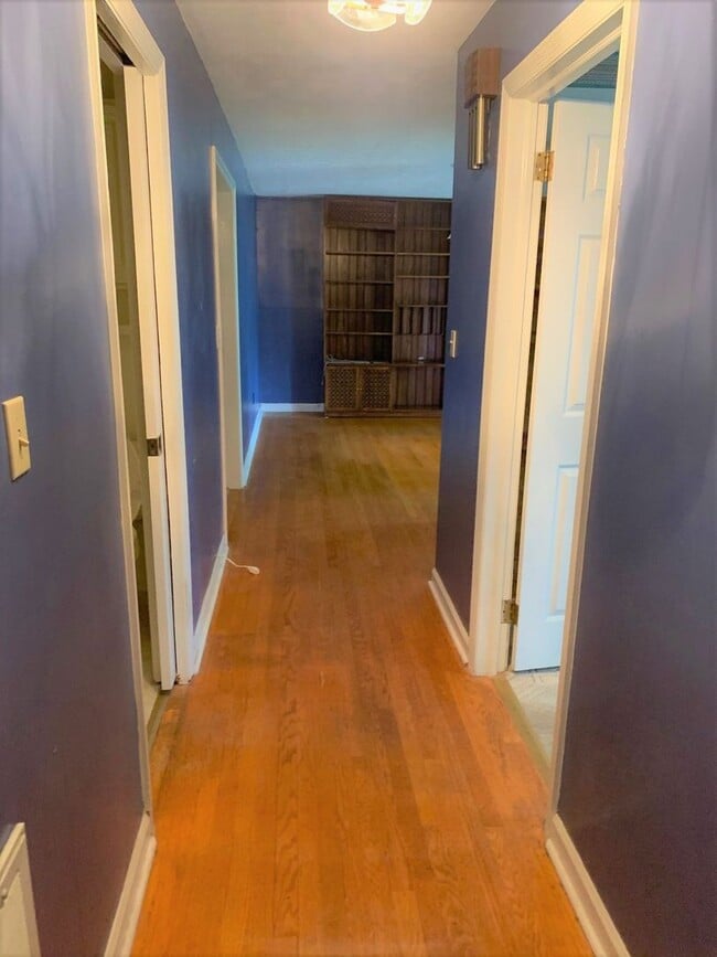 Building Photo - 3 Bedroom / 2 Bath Brick Home Johnson City...