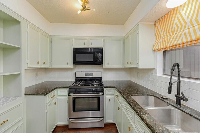 Building Photo - 801 E 3rd St