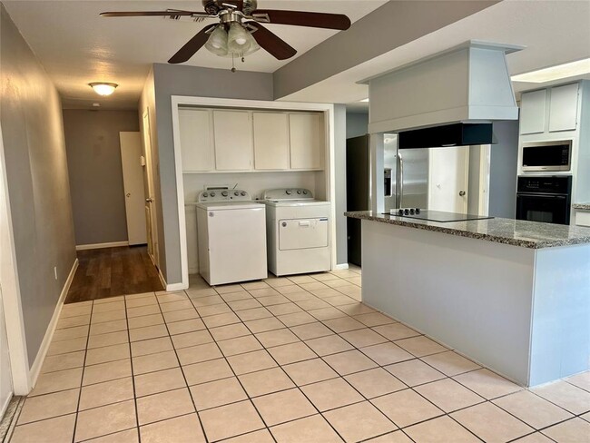 Building Photo - 12011 Carriage Ridge Ct