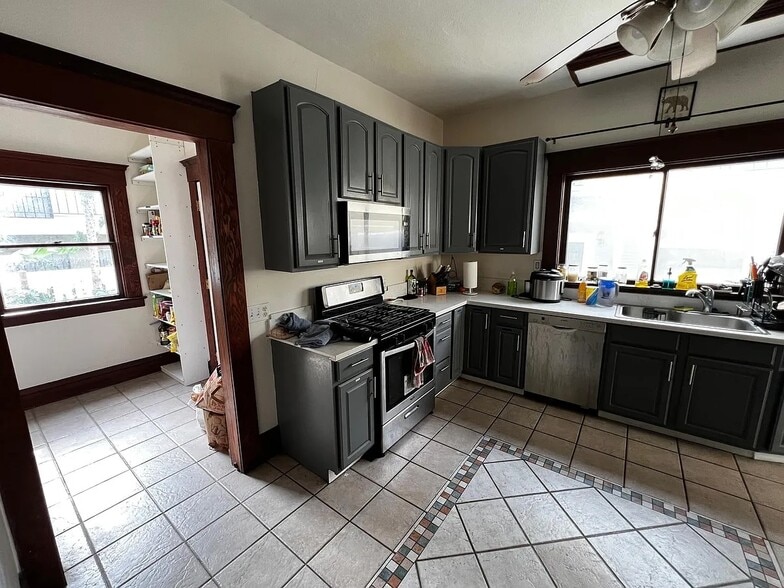 Building Photo - 847 Linden Ave