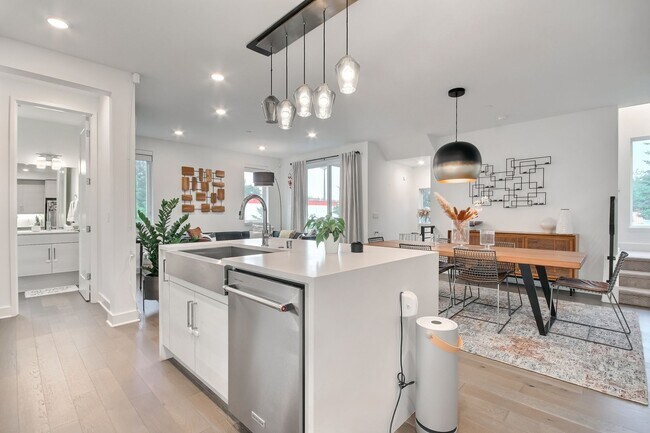 Building Photo - Stunning Modern Townhome in Sammamish!