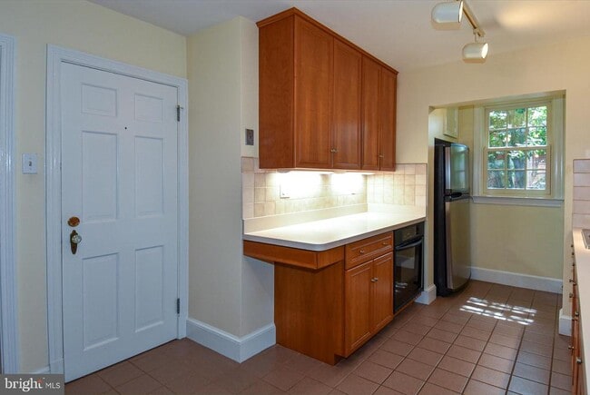 Building Photo - 510 N Nelson St