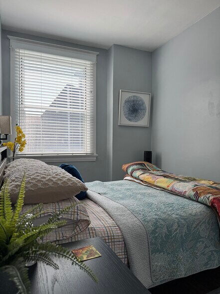 2nd bedroom - 2nd floor - 4210 Calvin St