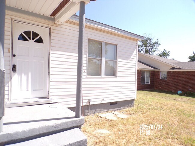 Building Photo - Newly renovated! Pet Friendly! Centrally l...