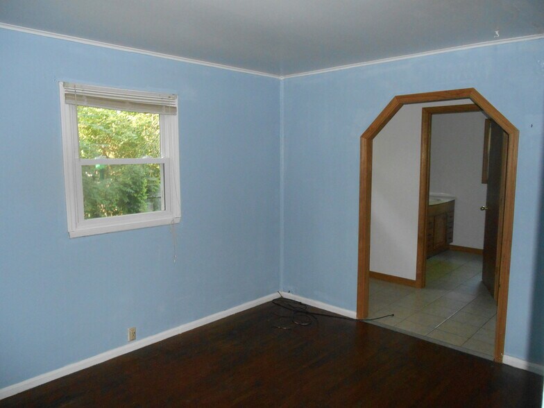 Building Photo - 813 S Mitchell St