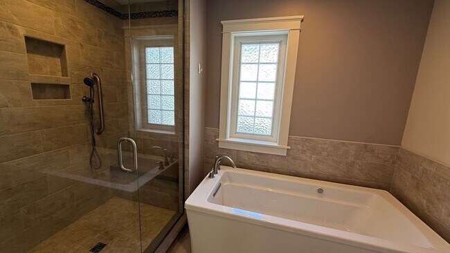 Building Photo - West Side 3 Bed/2.5 Bath Townhouse Condo. Available NOW!