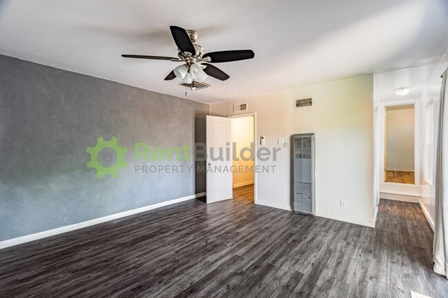 Building Photo - 816 Loma Vista Dr NE