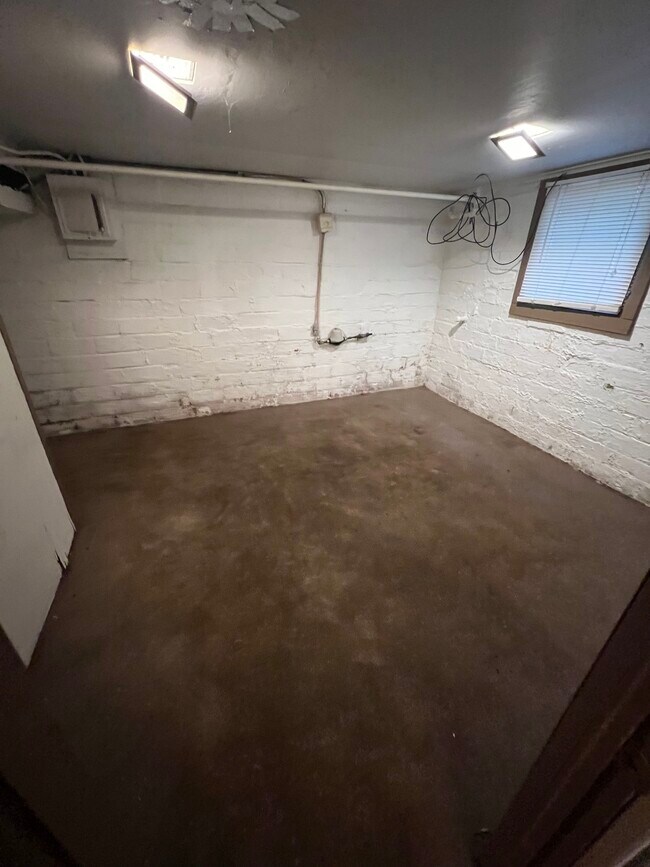 Building Photo - 407 W Adams St