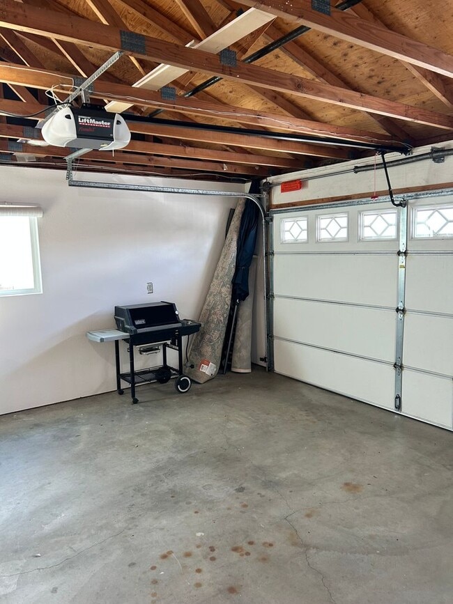 Building Photo - 2 bed 2 bath home two blocks from beach-pet friendly!