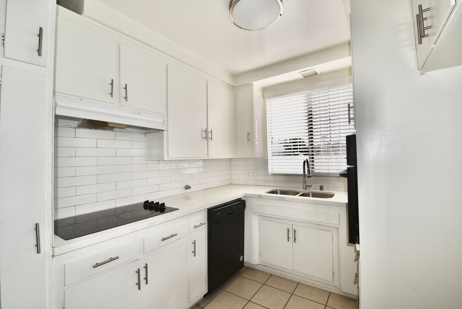 Building Photo - 5230 Vesper Ave
