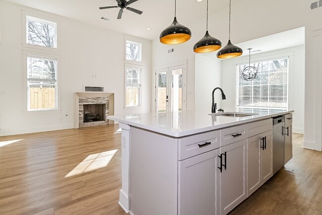 Building Photo - Beautiful Home For Rent near the Universit...