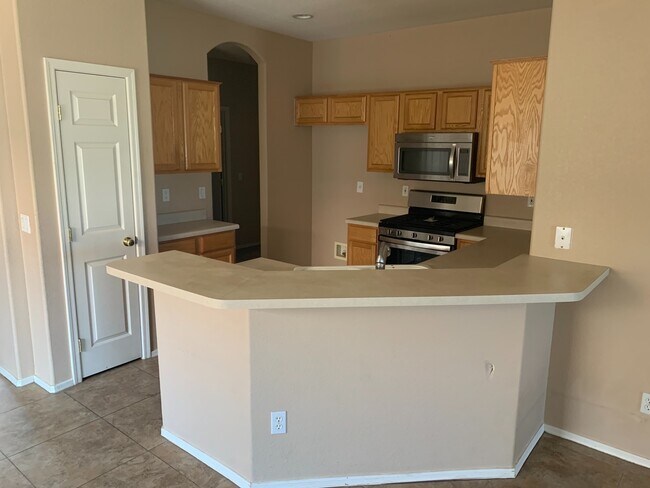Building Photo - 4 Bed 2 Bath home!