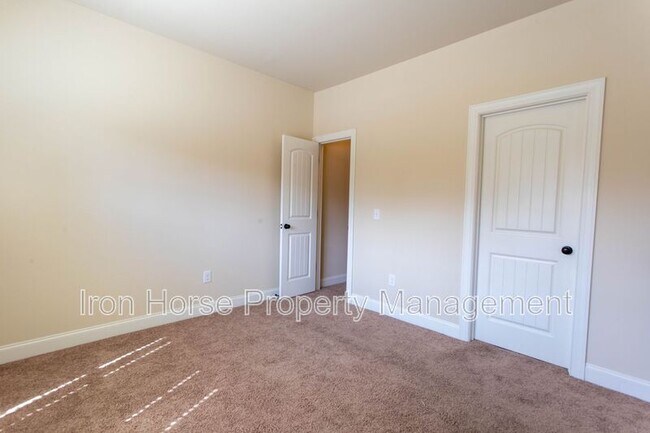 Building Photo - 232 Towns Walk Dr