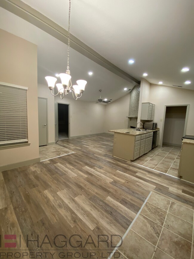 Building Photo - 3 bedroom 2 bathrooms