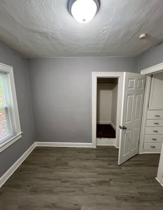 Building Photo - Cozy 2-Bedroom Duplex Minutes from Indepen...