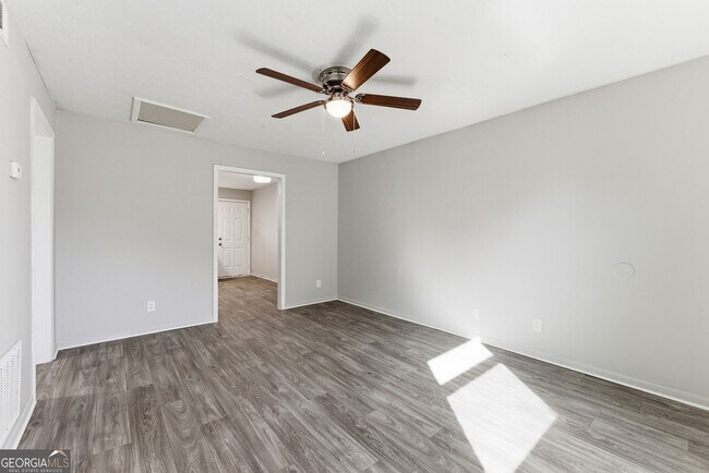 Building Photo - 558 College St