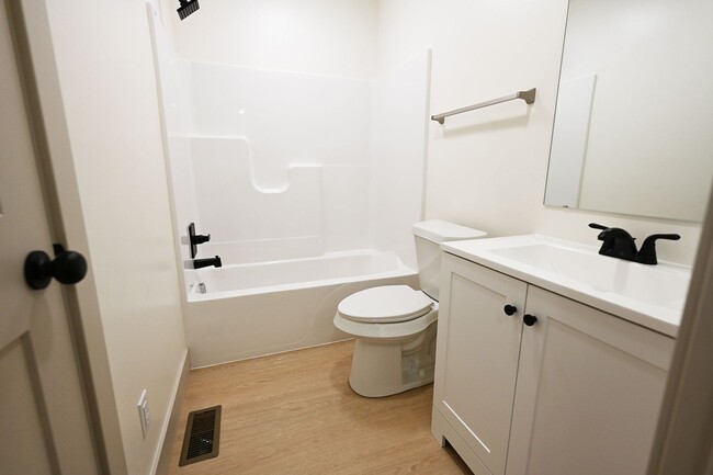 Building Photo - 132 Brushwood Dr