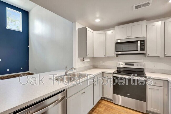 Building Photo - 703 Hilchot Dr