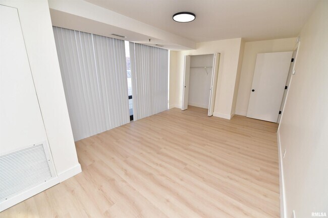 Building Photo - 123 SW Jefferson Ave