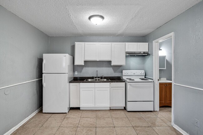 Building Photo - 1820 E Texas St